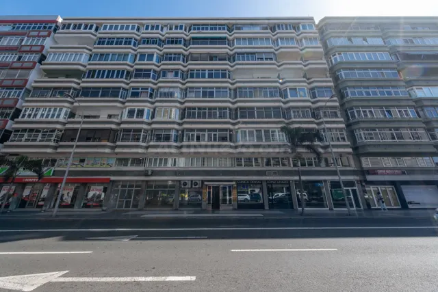 Local comercial de 200 m2 en Rafael Cabrera – Gran visibilidad y salida a dos calles — 2