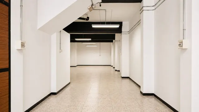 Local comercial diáfano en zona urbana — 30