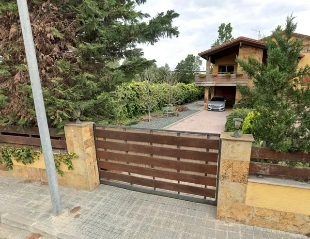 VENTA DE CASA EN VILADAMAT ( GIRONA )