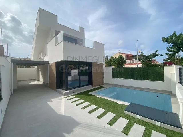 Villas de Obra Nueva con Piscina Privada en Los Alcázares, C