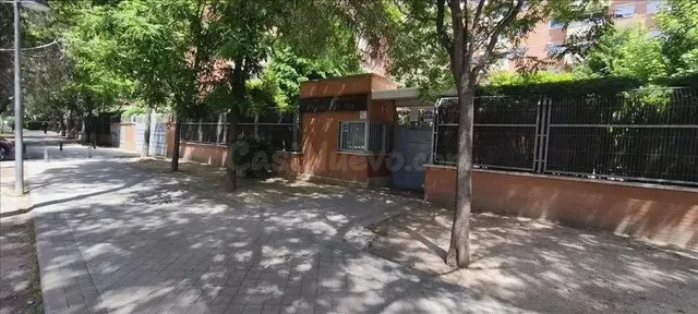 SE VENDE piso OKUPA en C AV LOS ROSALES,119 Esc:2 Pl:2 Pt:A - foto 2