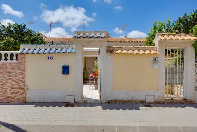Bungalow sin vecinos arriba de 1 dormitorio con patio en Nueva Torrevieja — 18
