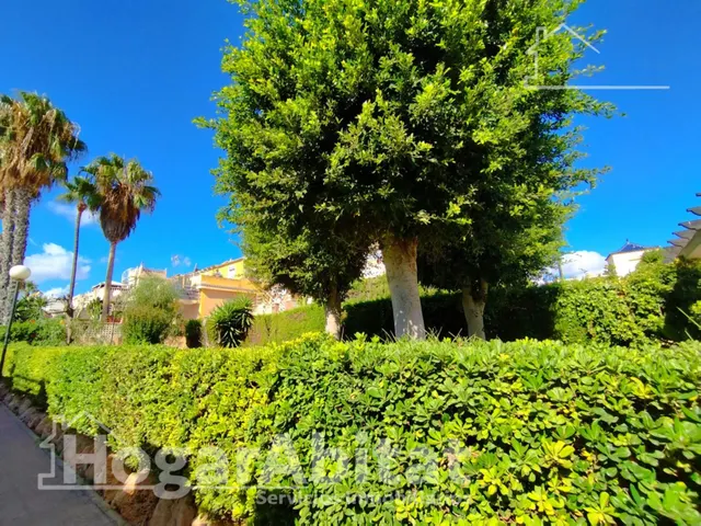 Espacio exterior, luz y privacidad en este adosado reformado en esquina con gran terraza y piscina comunitaria — 46