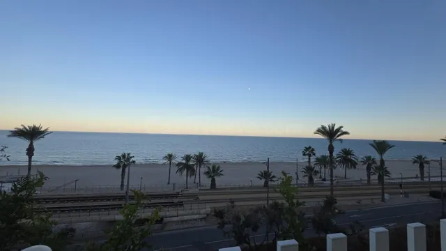 Vive frente al mar en este exclusivo piso en la Playa de Muc - foto 2