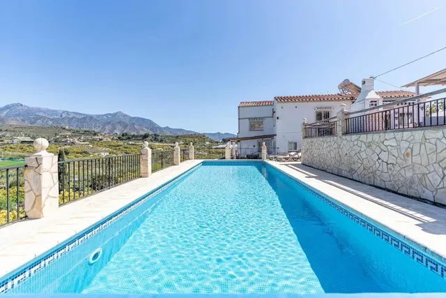 Villa exclusiva con piscina privada y casa de invitados independiente — 6