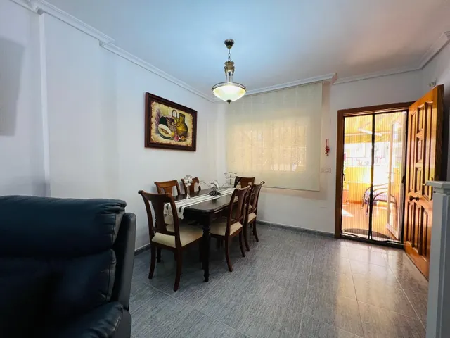 Chalet adosado de 3 dormitorios con terraza y piscina comunitaria en Playa Flamenca — 25