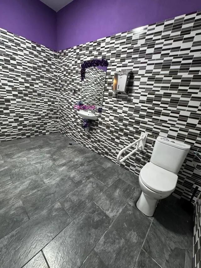 Local comercial en alquiler con tres salas y baño  adaptado — 7