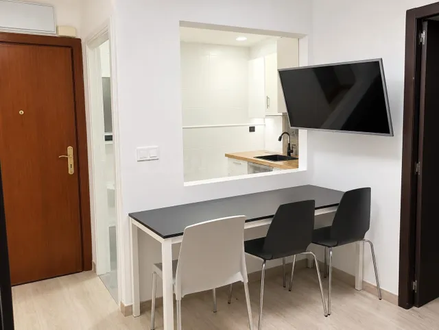 Piso de 4 dormitorios con licencia turística en La Luz, Málaga — 2