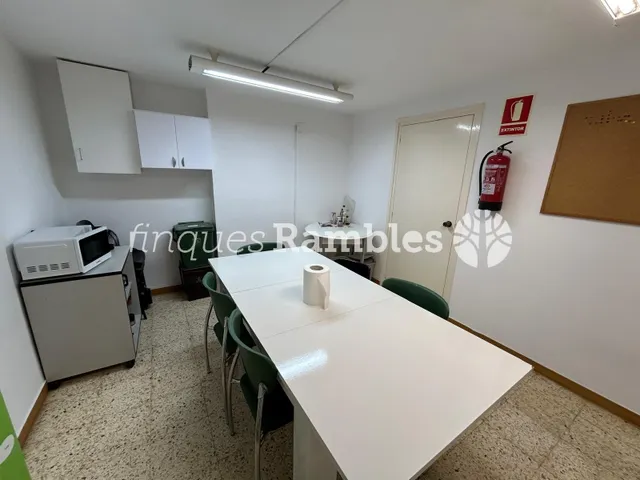 LOCAL COMERCIAL A L'AVINGUDA BARCELONA — 8