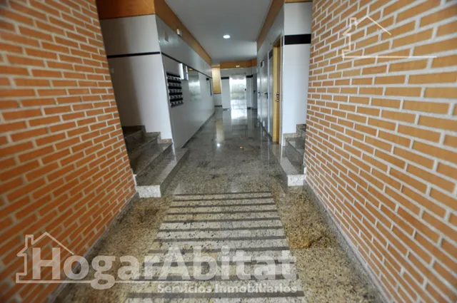 ¡Zona centro! Amplio y luminoso con garaje y balcón de vistas despejadas — 36