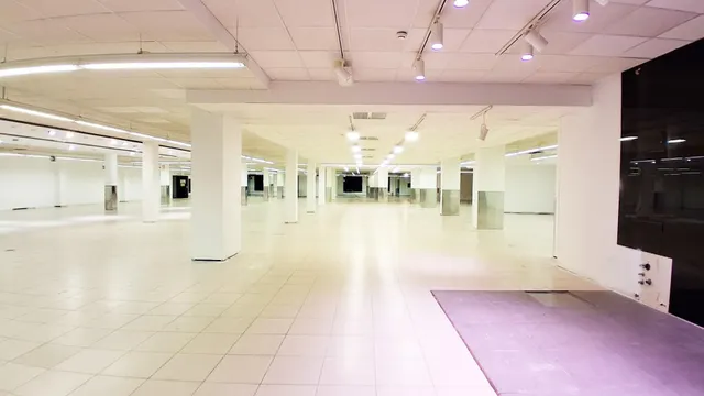 Urbis te ofrece un amplio local comercial en alquiler en la  - foto 2