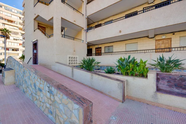 VISTAS AL MAR! PISO DE 2 DORMITORIOS EN TORREVIEJA , TOTALMENTE REFORMADO — 25