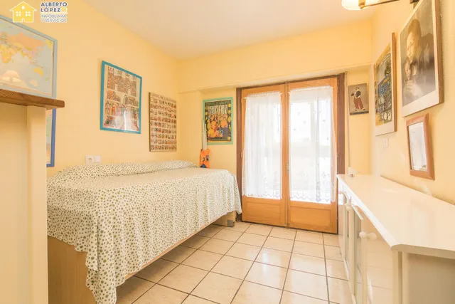 Apartamento en venta en primera línea de playa en Los Arenales del Sol, la propiedad está afectada por la Ley de Costas — 38