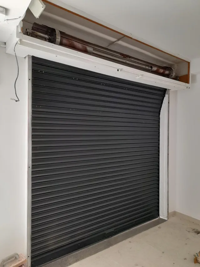 Gran local comercial de 275m2 con patio en la Eixample — 15