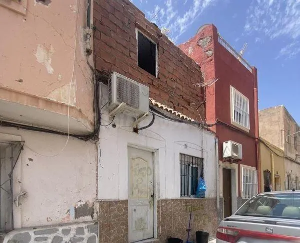 SE VENDE casa adosada OKUPA en C ROQUETAS 11 de Almería - foto 2