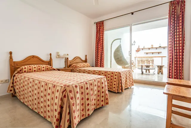 Amplio dúplex en Río Real, Marbella Este, junto a proyectos de alto valor — 24