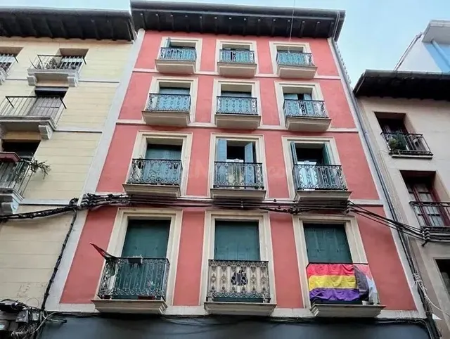 Se vende piso OKUPADO en C/ Joaquin Jarauta Nº 69 Pamplona/I