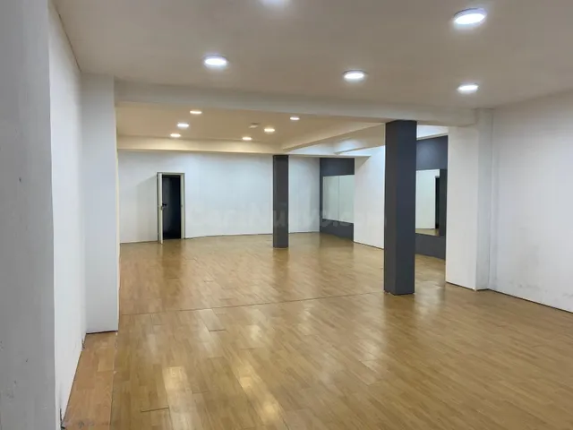 LOCAL COMERCIAL TOTALMENTE REFORMADO, INSONORIZADO, 1 BAÑO Y - foto 4