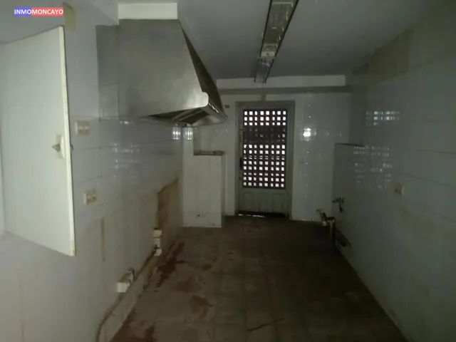 Se vende céntrico hostal-mesón — 20