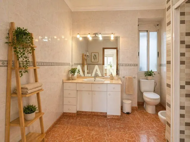 Vivienda amplia con techos emblemáticos y gran potencial en  - foto 3
