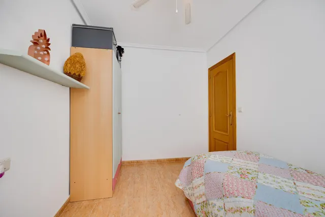 Apartamento de dos dormitorios con piscina comunitaria en el centro de Torrevieja — 25