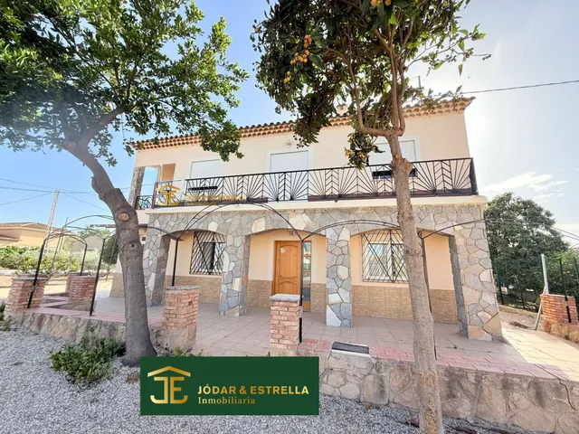 CASA DE DOS PLANTAS CON NAVES EN CARRETERA DE AGUILAS.