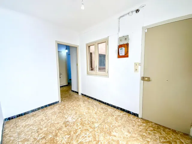 Primera línea de mar en el centro de El Masnou · Piso de época con techos altos y mosaico hidráulico · 3 hab. — 22