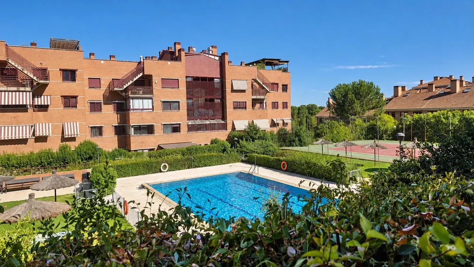 ¡en venta! piso con terraza acristalada, plaza de garaje y trastero en Boadilla del Monte