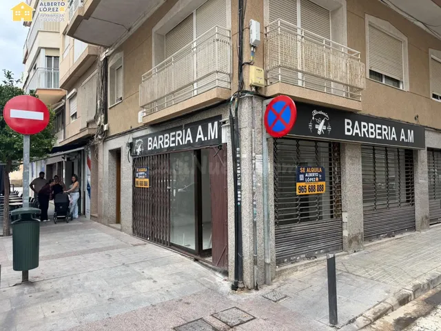 Se alquila local esquina en Av Reina Victoria Elche esquina 