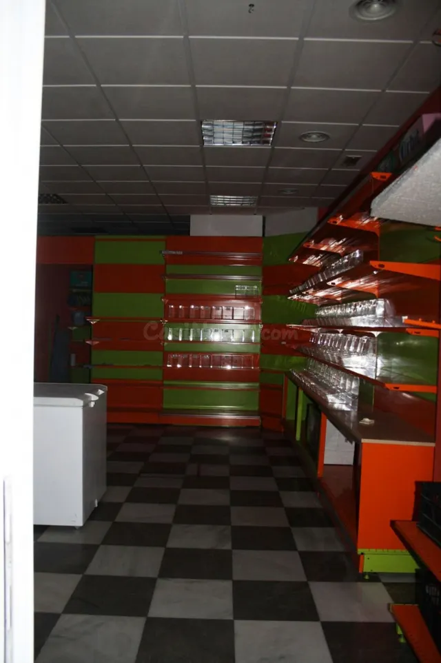Bonito local para alquilar en Bormujos - foto 3