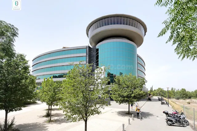 Amplia y luminosa oficina en el emblemático y exclusivo edificio forum — 2
