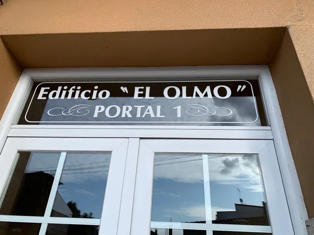 SE VENDE O ALQUILA ENTREPLANTA COMERCIAL EN RIANXO — 7