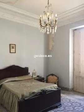 CASA SEÑORIAL CÉNTRICA CON PATIO, JARDÍN, PISCINA, BUHARDILLA.... — 16