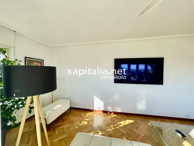 Ático duplex con chimenea y vistas panorámicas — 2