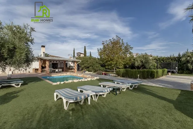 Chalet independiente con pozo propio y placas solares — 35