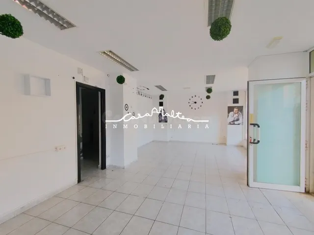 Local comercial ubicado entre 1 y 2 línea playa Levante