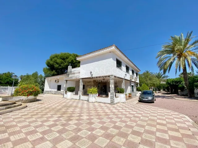 VENTA DE CHALET DE LUJO EN ASPE MUY CERCA DEL PUEBLO CON PIS