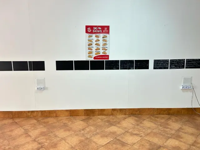 MEJOR LOCAL EN LA ZONA MAS COMERCIAL DE BOLLULLOS PAR DEL CO - foto 4