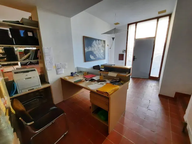 Local de 90 m2 esquinero. — 18