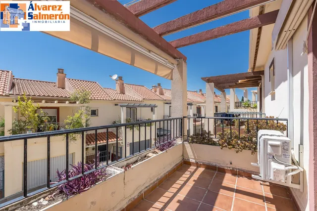 ADOSADA EN URBANIZACIÓN EN HUETOR VEGA — 25