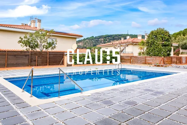 Casa en venta con piscina y vistas al mar en Sant Pol de Mar