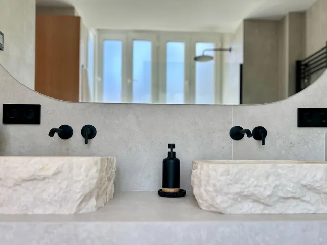 Espectacular vivienda reformada con jardín privado en Palm Beach, Marbella — 49