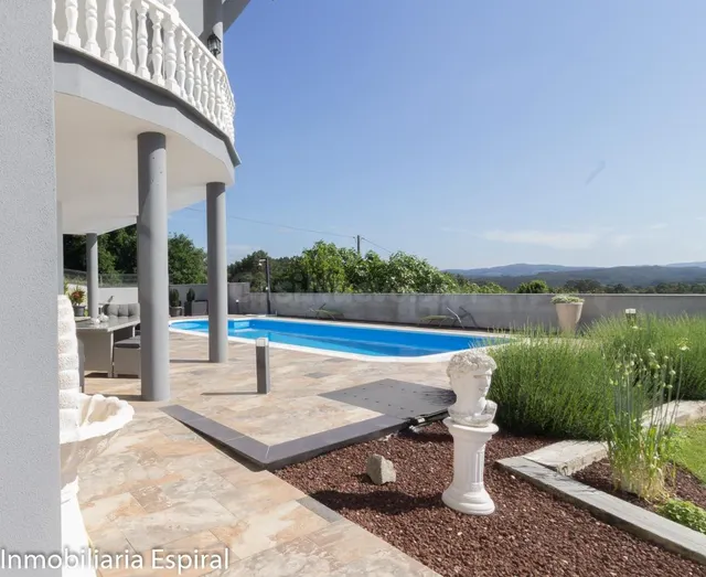 Impresionante Chalet en Abegondo con Vistas al Valle . - foto 3