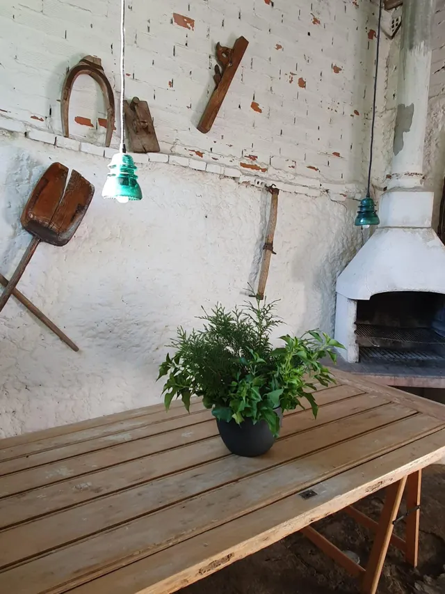 SE VENDE CASA EN EL CENTRO . 2 PLANTAS, 4 HAB., SALÓN, COCINA, GALERÍA, BAÑO.  AMPLIO PATIO — 10
