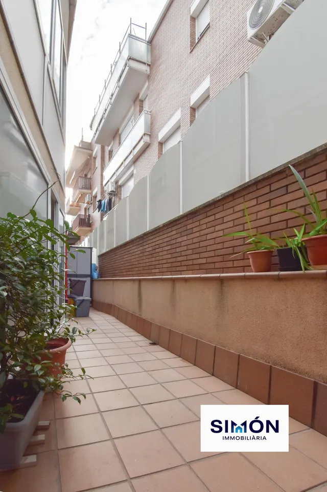 ¡FANTÁSTICA OPORTUNIDAD EN SANTPEDOR! Piso de 3 habitaciones dobles, con balcón y terraza. — 48
