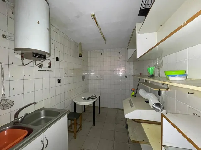 SE VENDE LOCAL EN ZONA ALTA — 7