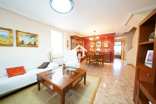 Chalet adosado con buhardilla en ciudad jardín de Alicante: garaje para 4 vehículos, terraza de 30m2 y piscina — 9