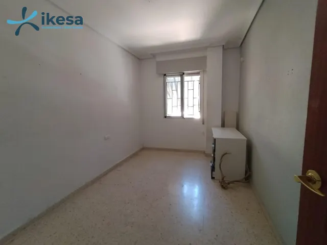 Piso ubicado en el edificio Villasol del Polígono Guadalquivir. — 16