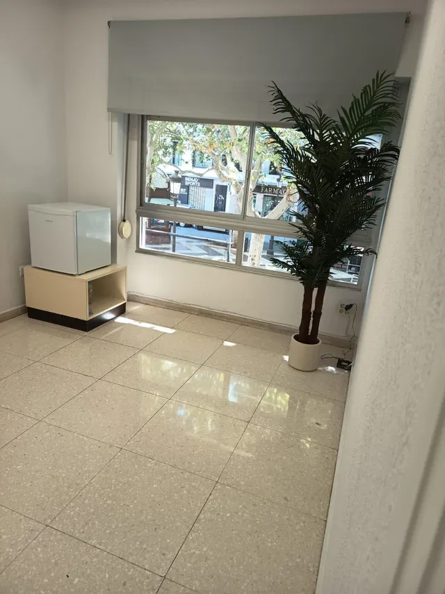 Despachos entre 14 a 20 m2, totalmente reformado y mucha luz natural, situado en pleno centro, con facilidades de parking — 10