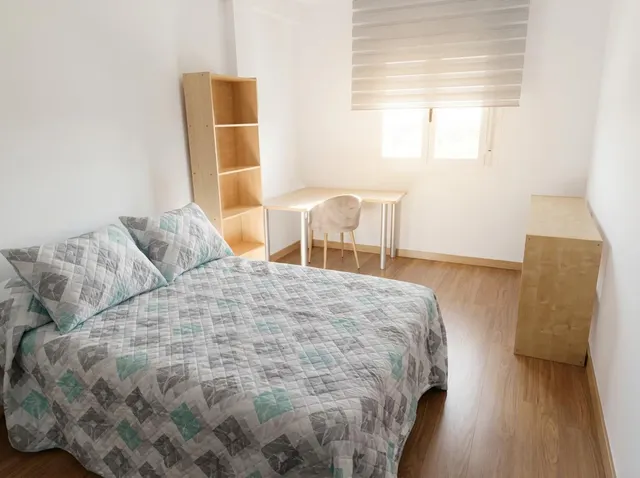 Exclusiva Oportunidad de Inversión y Hogar: Piso Totalmente Exterior Frente a Traumatología (Granada) | Ref: DLR00292 — 6
